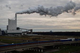 Trotz einschneidender Maßnahmen wie dem Kohle-Aus ist Deutschland Experten zufolge bislang keine Trendwende bei der Einsparung von Treibhausgasen gelungen.