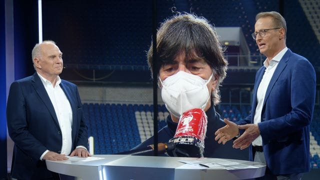 Hört als Fußballexperte für RTL wieder auf: Uli Hoeneß (l/neben Moderator Florian König).