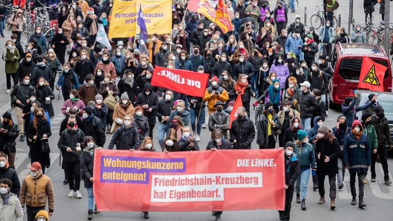Der Zug einer Demonstration des Bündnisses "Gemeinsam gegen Verdrängung und #Mietenwahnsin": Die Teilnehmenden demonstrieren gegen das Urteil des Bundesverfassungsgerichts.