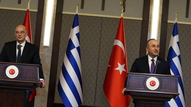 Streit um den Umgang mit Flüchtlingen: Der türkische Außenminister Mevlüt Cavusoglu (rechts) warf Griechenland bei der Pressekonferenz unter anderem vor, Menschen "ins Meer geworfen" zu haben. Streit um den Umgang mit Flüchtlingen: Der türkische Außenminister Mevlüt Cavusoglu (rechts) warf Griechenland bei der Pressekonferenz unter anderem vor, Menschen "ins Meer geworfen" zu haben.