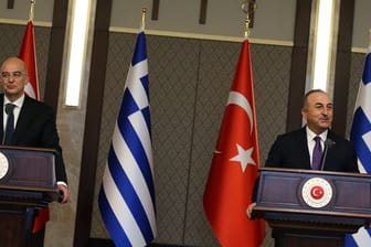 Streit um den Umgang mit Flüchtlingen: Der türkische Außenminister Mevlüt Cavusoglu (rechts) warf Griechenland bei der Pressekonferenz unter anderem vor, Menschen "ins Meer geworfen" zu haben.