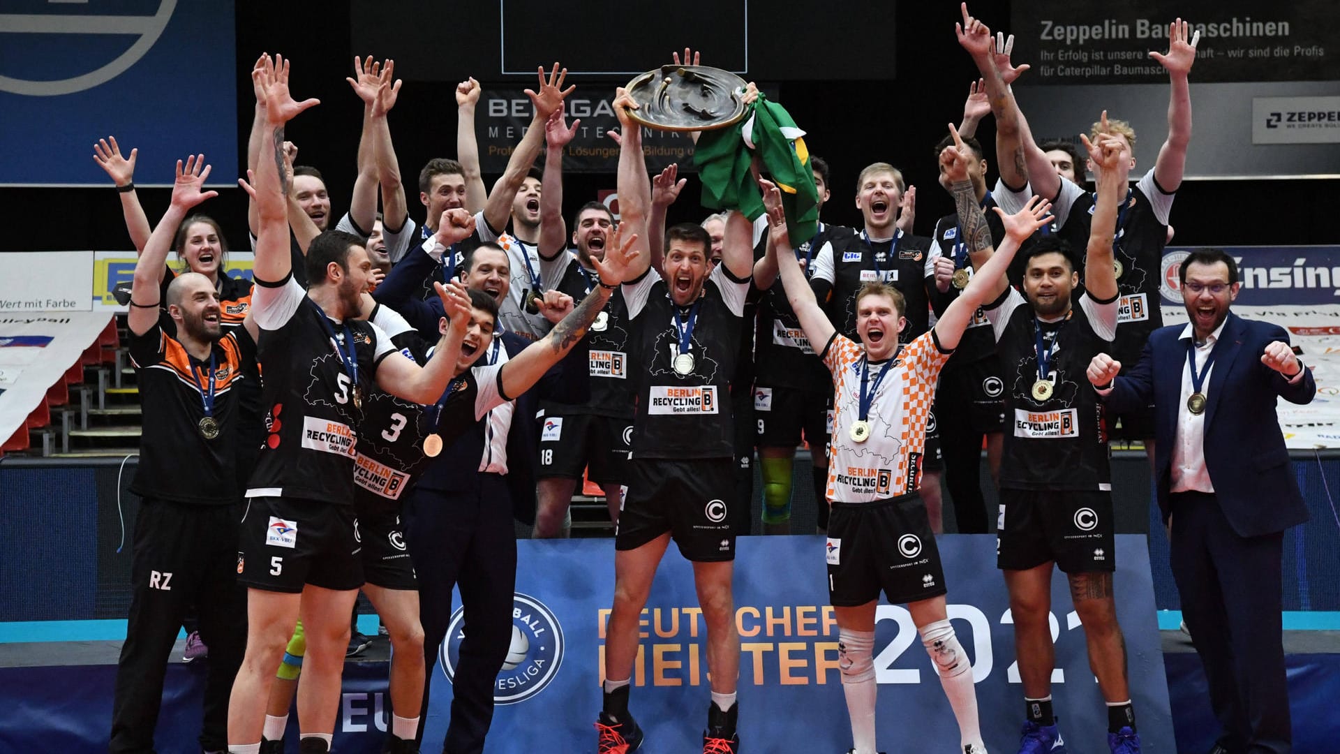 Die BR Volleys bejubeln den Gewinn der Deutschen Meisterschaft bei der Siegerehrung: Die haben gegen Friedrichshafen gesiegt.