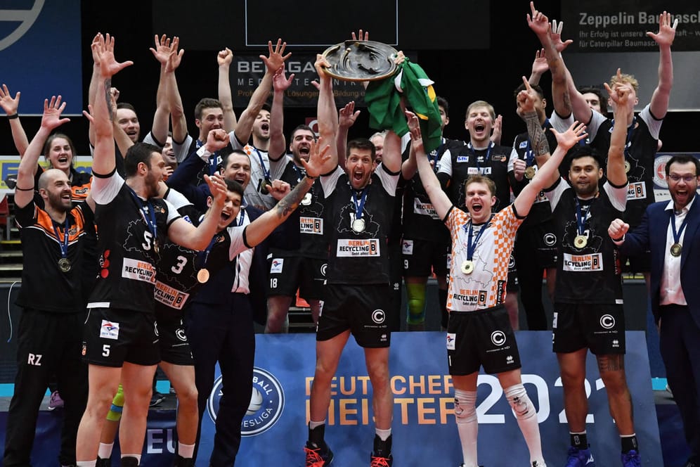 Die BR Volleys bejubeln den Gewinn der Deutschen Meisterschaft bei der Siegerehrung: Die haben gegen Friedrichshafen gesiegt.