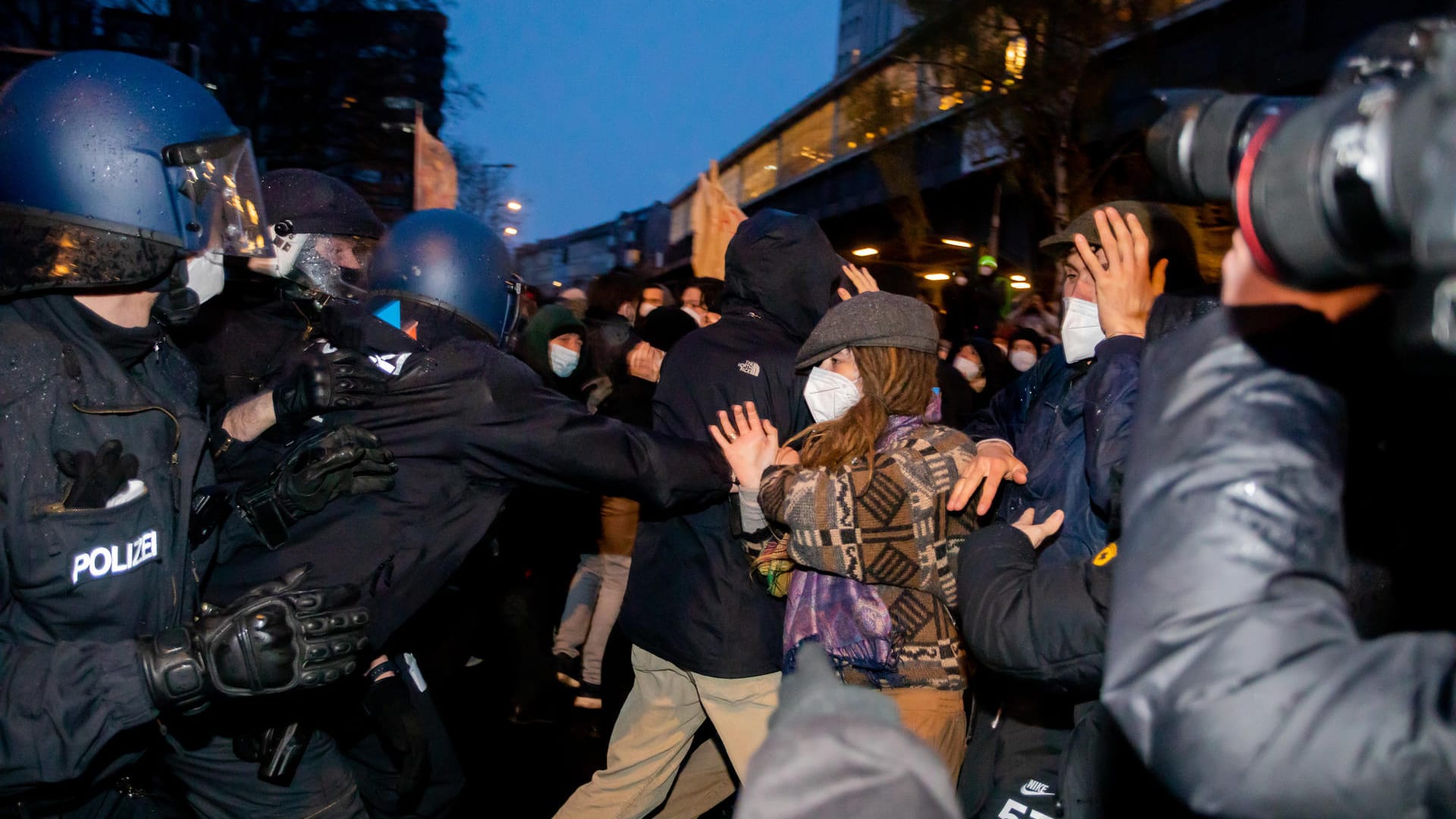 Demonstration gegen Urteil zum Mietendeckel: Tausende Menschen gingen in Berlin auf die Straße.