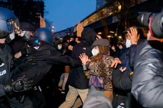 Demonstration gegen Urteil zum Mietendeckel: Tausende Menschen gingen in Berlin auf die Straße.