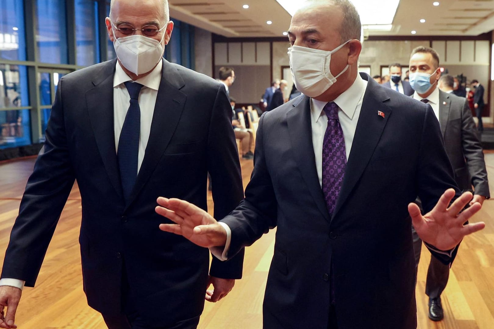 Der griechische Außenminister Nikos Dendias und sein türkischer Amtskollege Mevlüt Cavusoglu: Die beiden geriten vor den Kameras aneinander.