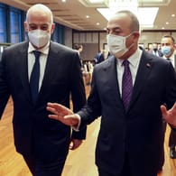 Der griechische Außenminister Nikos Dendias und sein türkischer Amtskollege Mevlüt Cavusoglu: Die beiden geriten vor den Kameras aneinander.