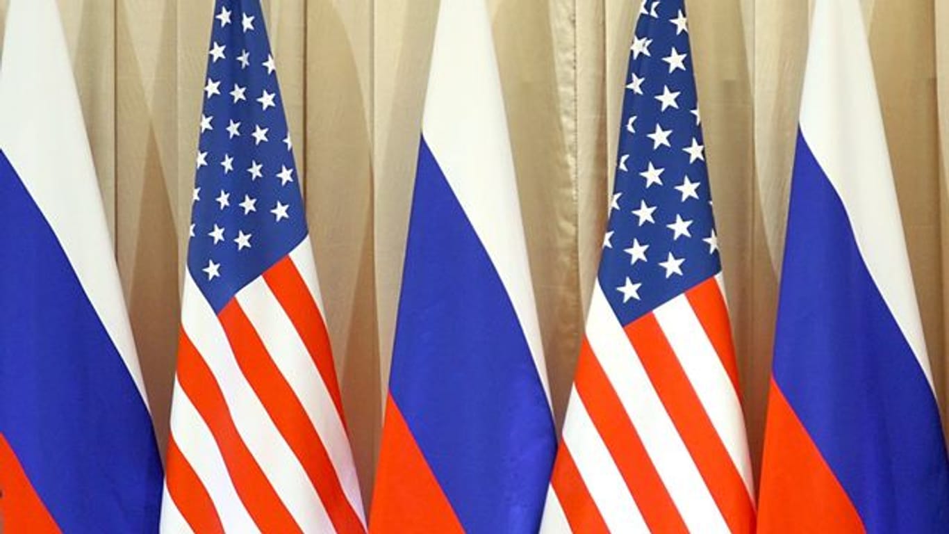 Die Flaggen von Russland und den USA stehen beim Besuch von US-Präsident Obama in Moskau nebeneinander.