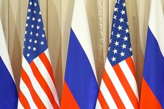 Die Flaggen von Russland und den USA stehen beim Besuch von US-Präsident Obama in Moskau nebeneinander.