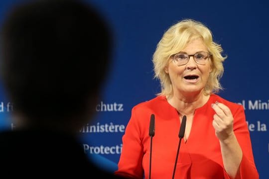 Bundesjustizministerin Christine Lambrecht will Restriktionen für Geimpfte ohne Ansteckungsgefahr aufheben.