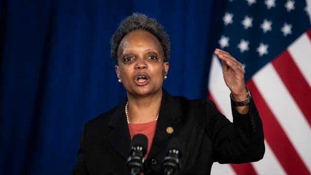 Chicagos Bürgermeisterin Lori Lightfoot ruft die Bürger der US-Metropole zur Ruhe auf. Chicagos Bürgermeisterin Lori Lightfoot ruft die Bürger der US-Metropole zur Ruhe auf.