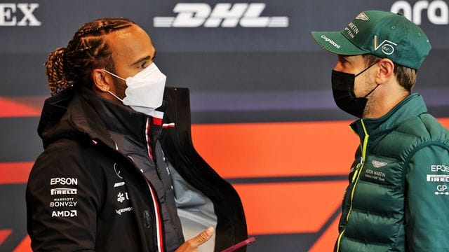 Nehmen gemeinsam an der obligatorischen Pressekonferenz teil: Sebastian Vettel (r) und Lewis Hamilton.