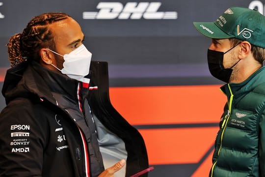 Nehmen gemeinsam an der obligatorischen Pressekonferenz teil: Sebastian Vettel (r) und Lewis Hamilton.