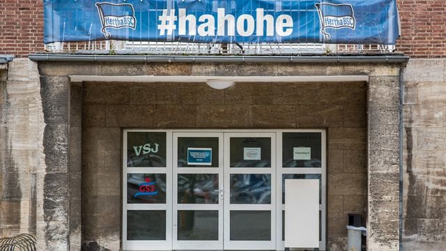 Nach dem vierten Corona-Fall muss das Team von Hertha BSC in eine 14-tägige Quarantäne. Nach dem vierten Corona-Fall muss das Team von Hertha BSC in eine 14-tägige Quarantäne.