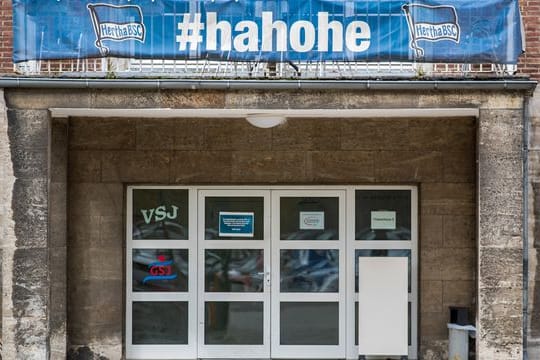 Nach dem vierten Corona-Fall muss das Team von Hertha BSC in eine 14-tägige Quarantäne.
