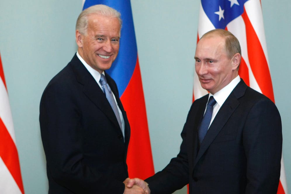 Joe Biden und Wladimir Putin (Archivbild): Biden will die Spannungen mit Russland nicht verschärfen.