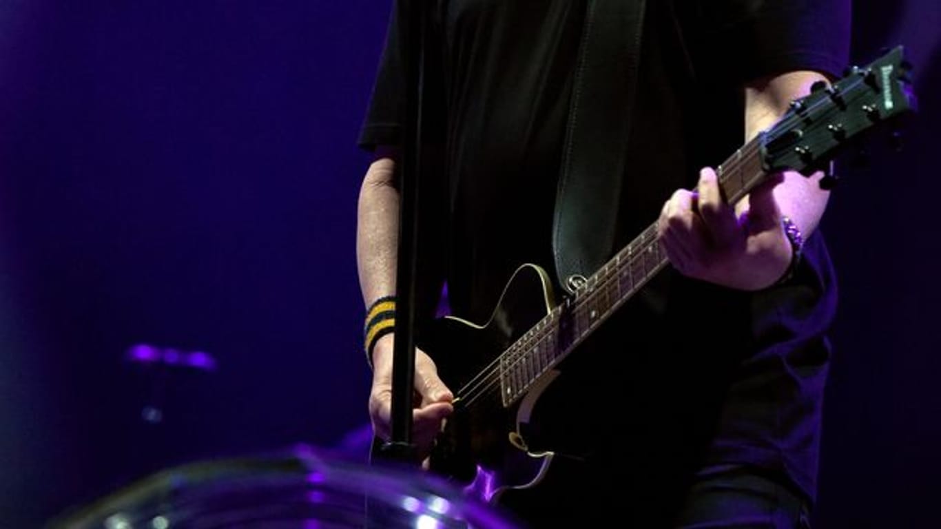Der amerikanische Musiker Bryan "Dexter" Holland von der Band The Offspring bei einem Auftritt (2019).