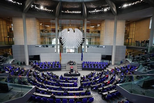 Das Parlament hat hitzig über die in der bundesweiten Corona-Notbremse vorgesehenen Ausgangsbeschränkungen diskutiert.