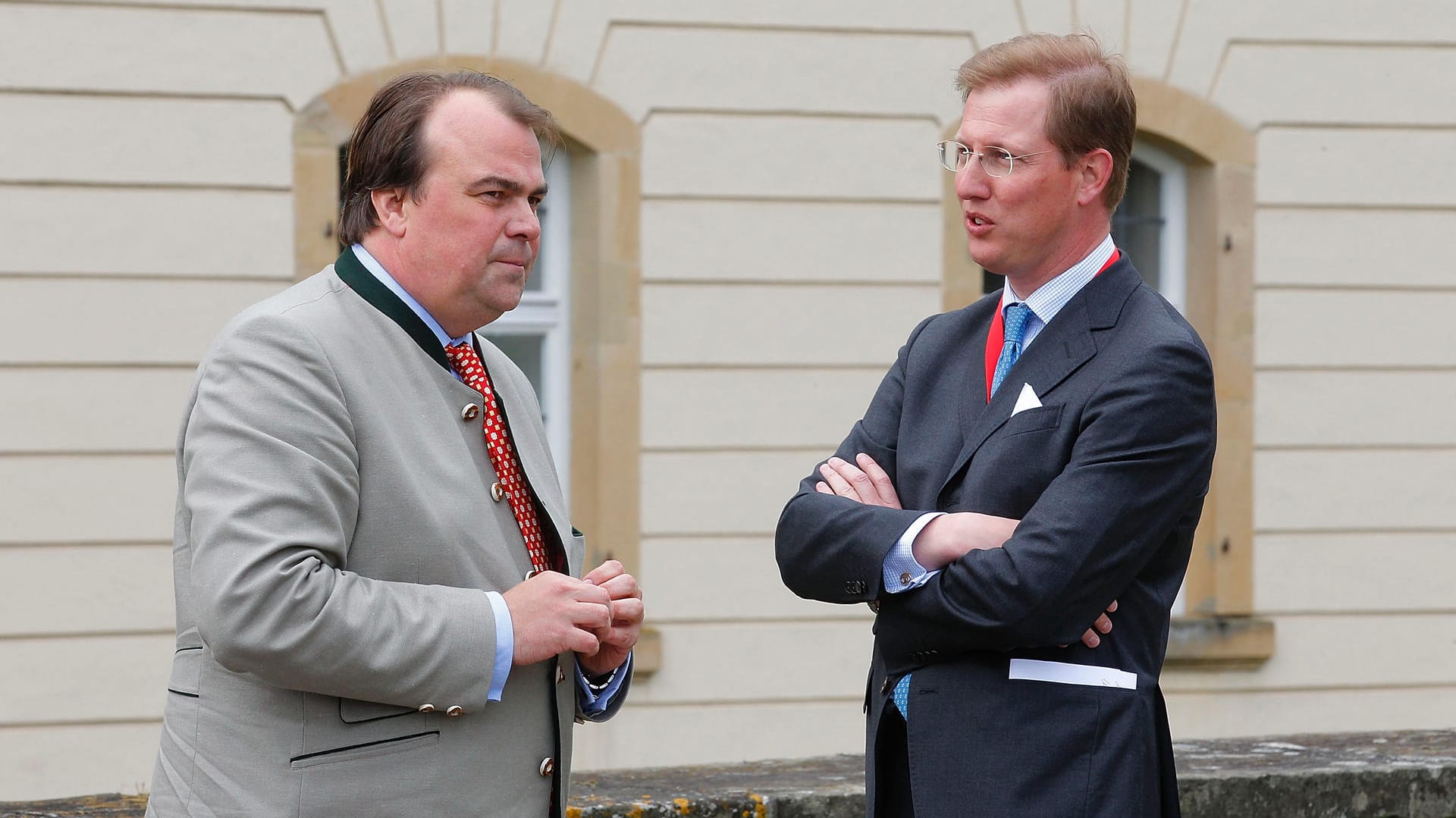 Phillipp Fürst zu Hohenlohe-Langenburg und Erbprinz Bernhard von Baden bei einem Besuch von Prinz Charles am Schloss Langenburg in Baden-Württemberg.