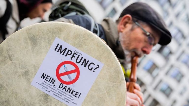 Ein Mann spielt bei einer Demo gegen Corona-Maßnahmen in Berlin Flöte: In der Hauptstadt sind weitere Proteste geplant.