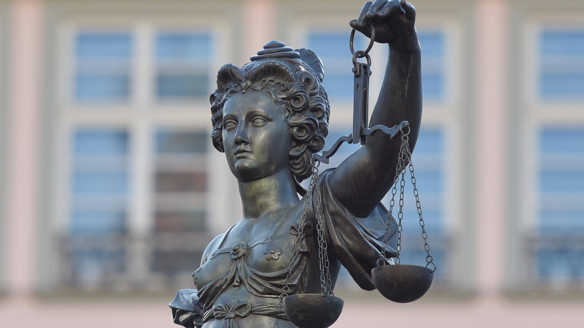 Eine Justitia-Statue (Symbolbild): Die Staatsanwaltschaft Bielefeld hat Anklage gegen einen Arzt erhoben.