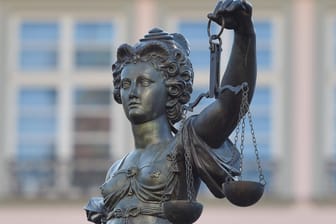 Eine Justitia-Statue (Symbolbild): Die Staatsanwaltschaft Bielefeld hat Anklage gegen einen Arzt erhoben.