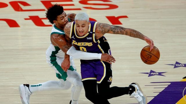 Kyle Kuzma (r) von den Los Angeles Lakers versucht, an Marcus Smart von den Boston Celtics vorbeizukommen. Kyle Kuzma (r) von den Los Angeles Lakers versucht, an Marcus Smart von den Boston Celtics vorbeizukommen.