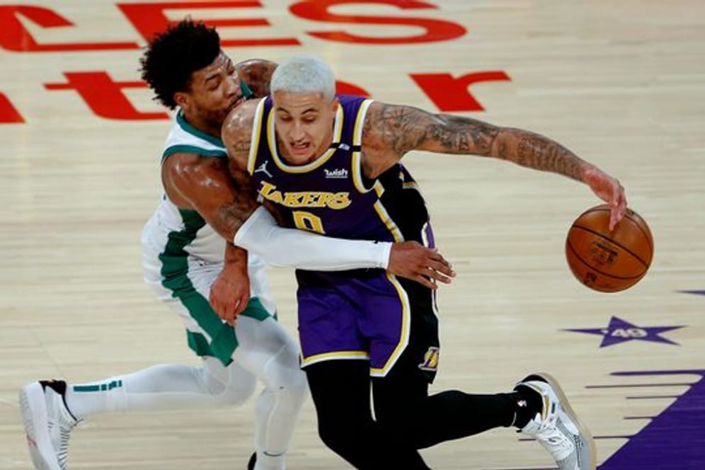 Kyle Kuzma (r) von den Los Angeles Lakers versucht, an Marcus Smart von den Boston Celtics vorbeizukommen.