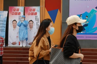 Ein Impfzentrum in Peking (Symbolbild): Die chinesische Wirtschaft wächst deutlich.