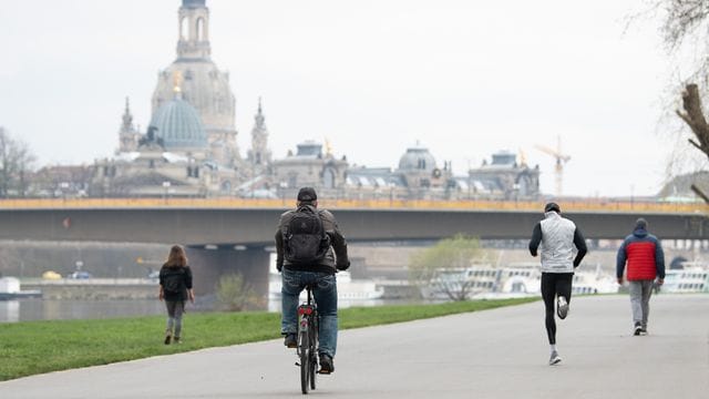 Am meisten ärgern sich die Deutschen einer Umfrage zur Lebenszufriedenheit zufolge darüber, dass die Corona-Krise ihr Freizeitverhalten so stark einschränkt. Am meisten ärgern sich die Deutschen einer Umfrage zur Lebenszufriedenheit zufolge darüber, dass die Corona-Krise ihr Freizeitverhalten so stark einschränkt.