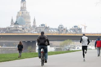 Am meisten ärgern sich die Deutschen einer Umfrage zur Lebenszufriedenheit zufolge darüber, dass die Corona-Krise ihr Freizeitverhalten so stark einschränkt.