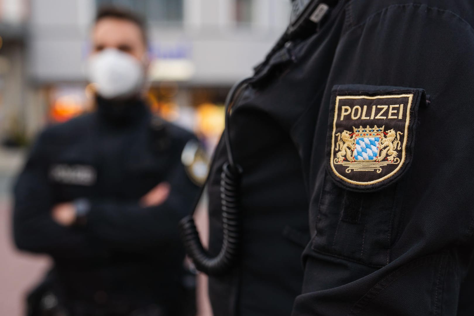 Zwei Polizisten in Hof: Die Verstöße gegen die Corona-Maßnahmen machen laut Polizei fast ein Drittel des Tagesgeschäfts aus.