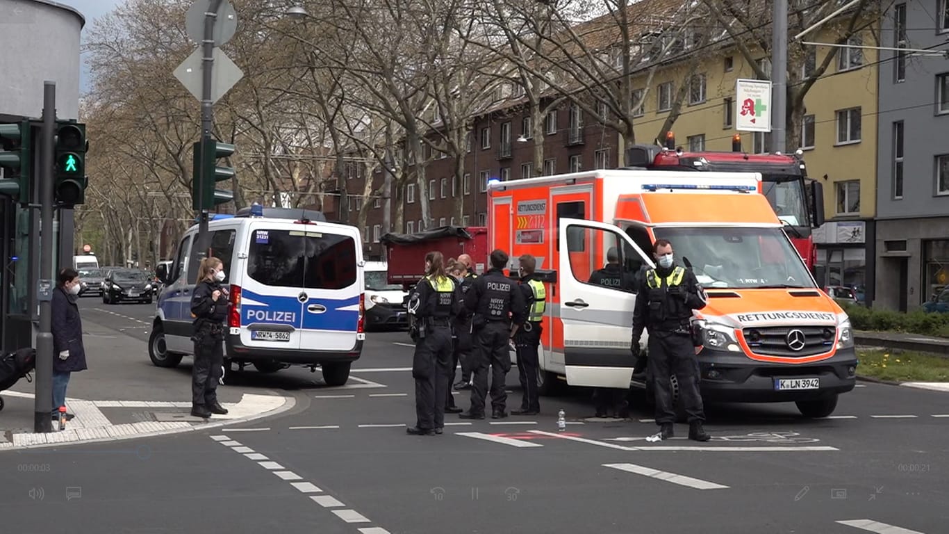 Polizei und Krankenwagen stehen auf der Kreuzung Luxemburger Straße Ecke Sülzburgstraße: Ein Taxi fuhr laut Polizei einen Radler an und flüchtete.
