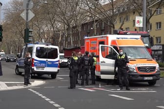 Polizei und Krankenwagen stehen auf der Kreuzung Luxemburger Straße Ecke Sülzburgstraße: Ein Taxi fuhr laut Polizei einen Radler an und flüchtete.