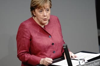Angela Merkel im Bundestag: Thema ist die erste Lesung zur Änderung des Infektionsschutzgesetzes.