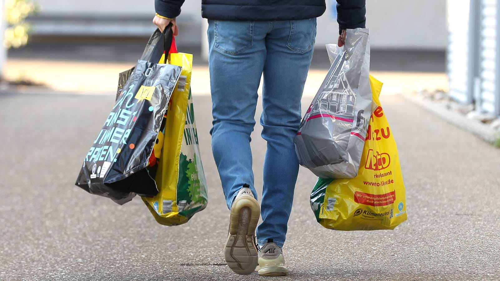 Einkauf: Ab dem Jahr 2022 können Verbraucher ihren Elektroschrott auch beim Discounter abgeben.