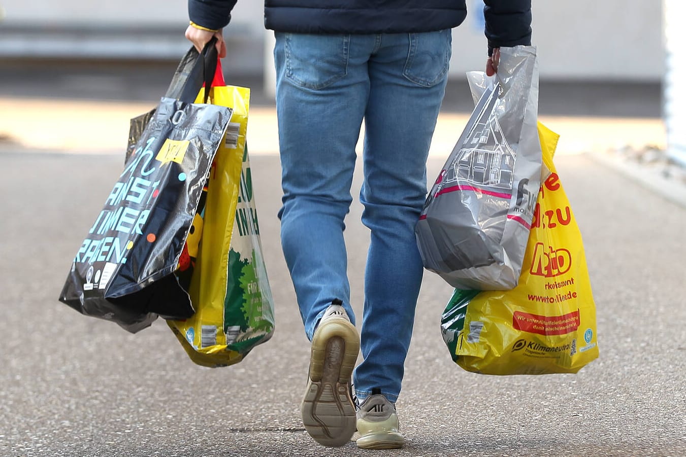 Einkauf: Ab dem Jahr 2022 können Verbraucher ihren Elektroschrott auch beim Discounter abgeben.