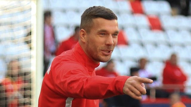 Lukas Podolski auf dem Spielfeld (Archivbild): Der Ex-Kölner zittert mit dem 1. FC Köln mit.