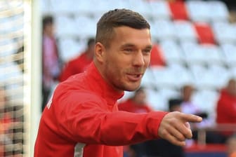 Lukas Podolski auf dem Spielfeld (Archivbild): Der Ex-Kölner zittert mit dem 1. FC Köln mit.