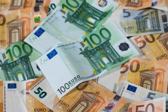 Euro-Geldscheine (Symbolbild): Das Geldvermögen der privaten Haushalte in Deutschland liegt bei fast sieben Billionen Euro.