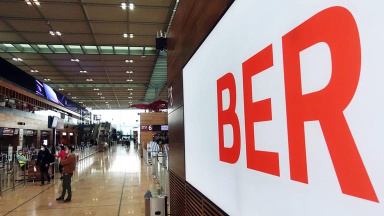 Schriftzug "BER" im Terminal des Flughafen: Der Betreiber des Airports, die Flughafengesellschaft Berlin Brandenburg, rechnet mit finanzieller Entlastung.