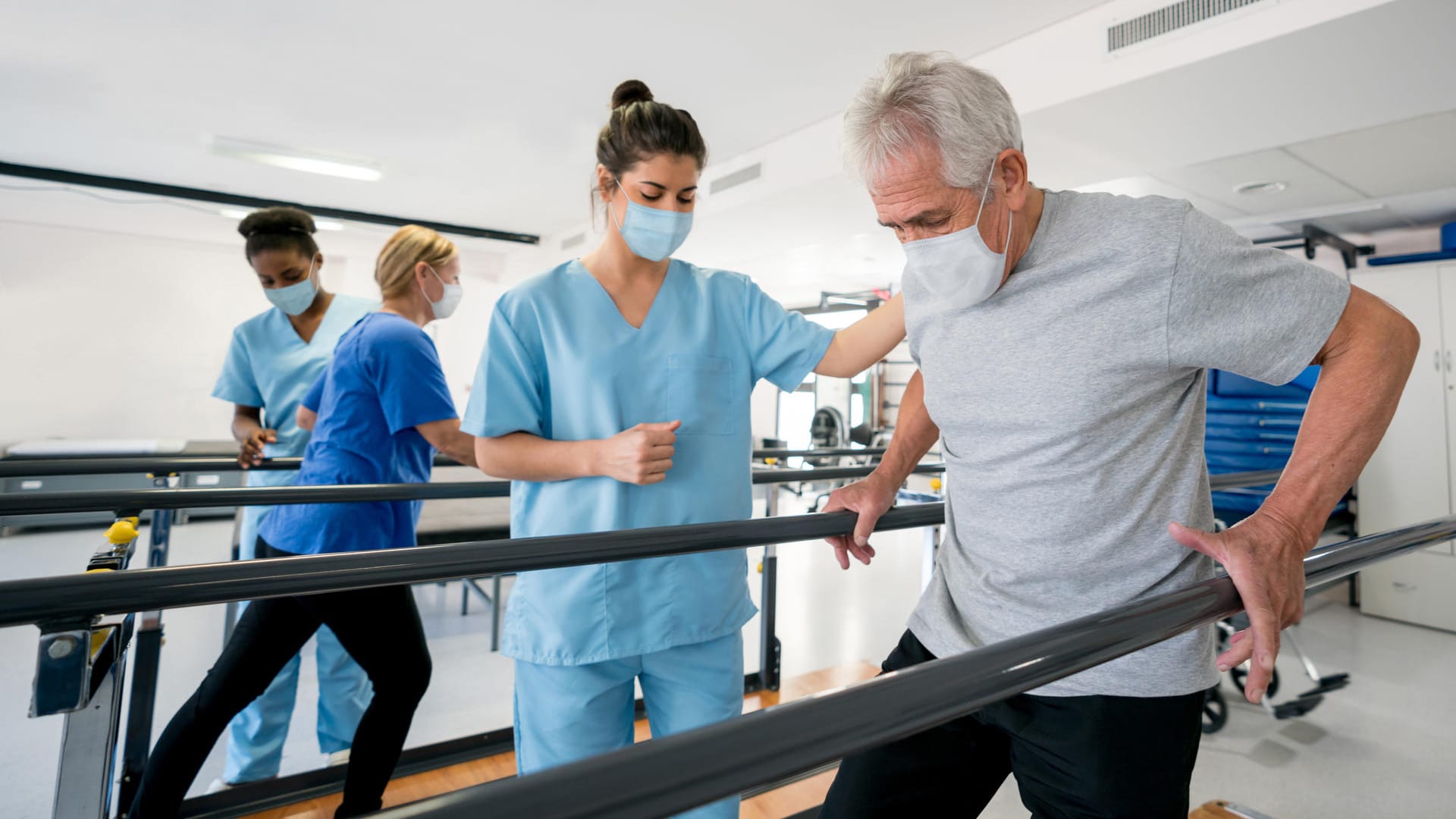 Reha: "Long-Covid-Patienten" sind Menschen, die nach einer überstandenen Covid-Infektion mit Langzeitfolgen kämpfen. (Symbolbild)