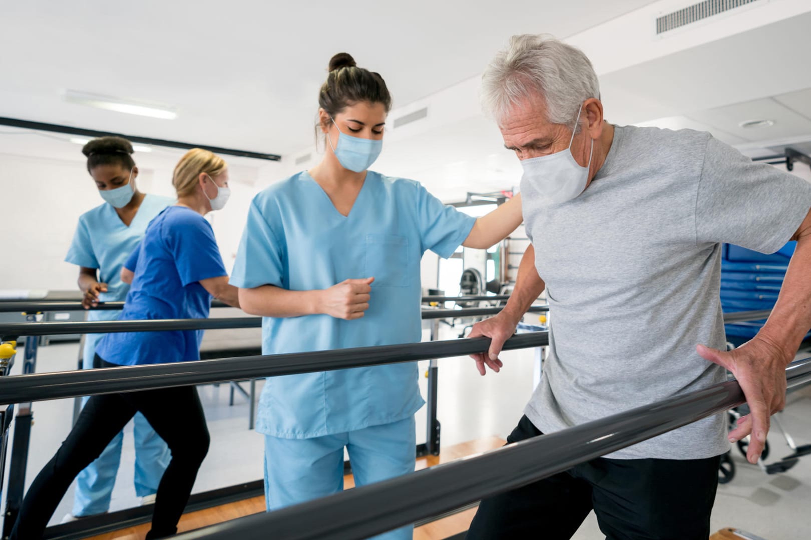 Reha: "Long-Covid-Patienten" sind Menschen, die nach einer überstandenen Covid-Infektion mit Langzeitfolgen kämpfen. (Symbolbild)