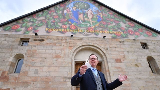 Bodo Ramelow (Die Linke), Ministerpräsident von Thüringen, während der Vorbesichtigung der Ausstellung "Paradiesgärten – Gartenparadiese": Er setzt weiter auf einen pünktlichen Buga-Start.