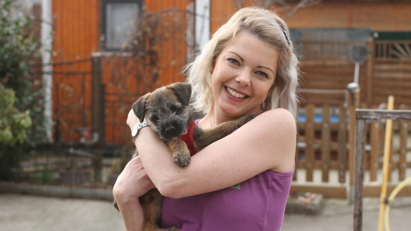 Laura Heppe hält Welpe Desi: Seit 14 Jahren betreibt Heppe ihr Hundehotel.