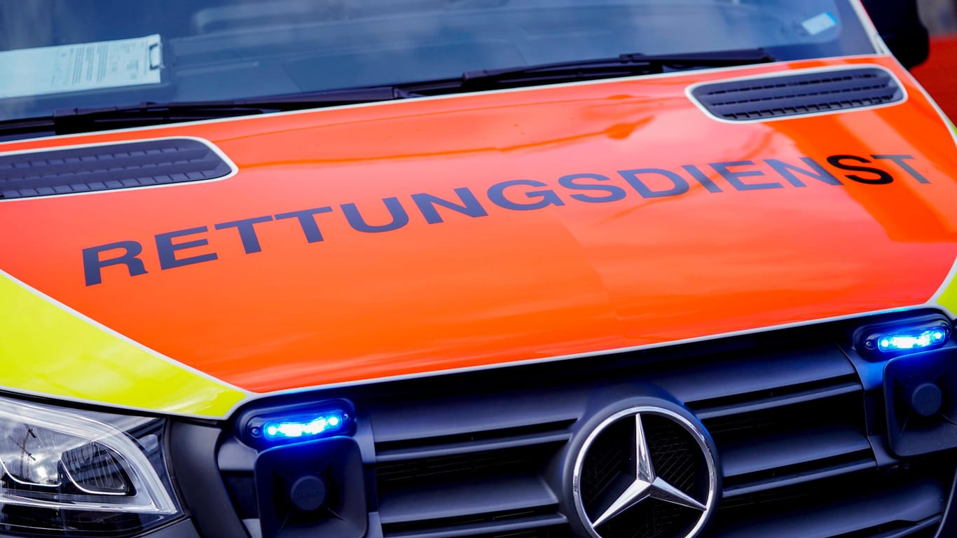 Ein Schriftzug auf einem Rettungswagen (Symbolbild): Ein Mann in Hamburg musste mit schweren Schnittverletzungen in ein Krankenhaus gebracht werden.
