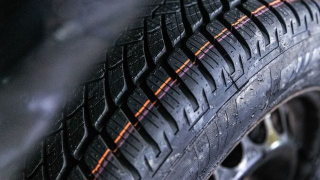 Winter adé: Wer seine Winterreifen über den Sommer selbst einlagern will, säubert sie besser vorher und entfernt eingefahrene Steinchen im Profil. Winter adé: Wer seine Winterreifen über den Sommer selbst einlagern will, säubert sie besser vorher und entfernt eingefahrene Steinchen im Profil.