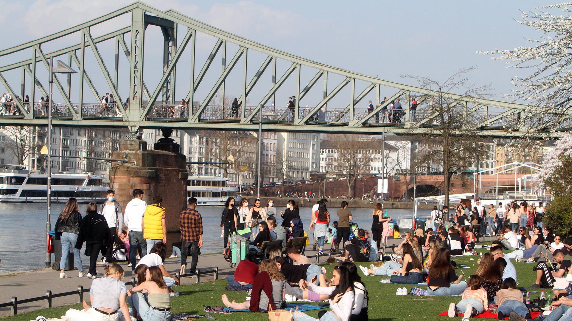 Frankfurter Mainufer Anfang April: Das Frühlingswetter lockt viele Menschen nach draußen.