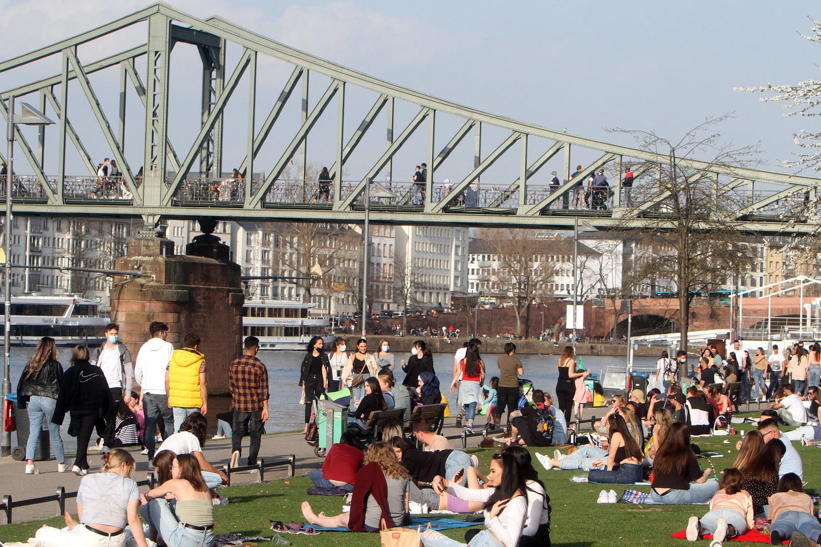 Frankfurter Mainufer Anfang April: Das Frühlingswetter lockt viele Menschen nach draußen.