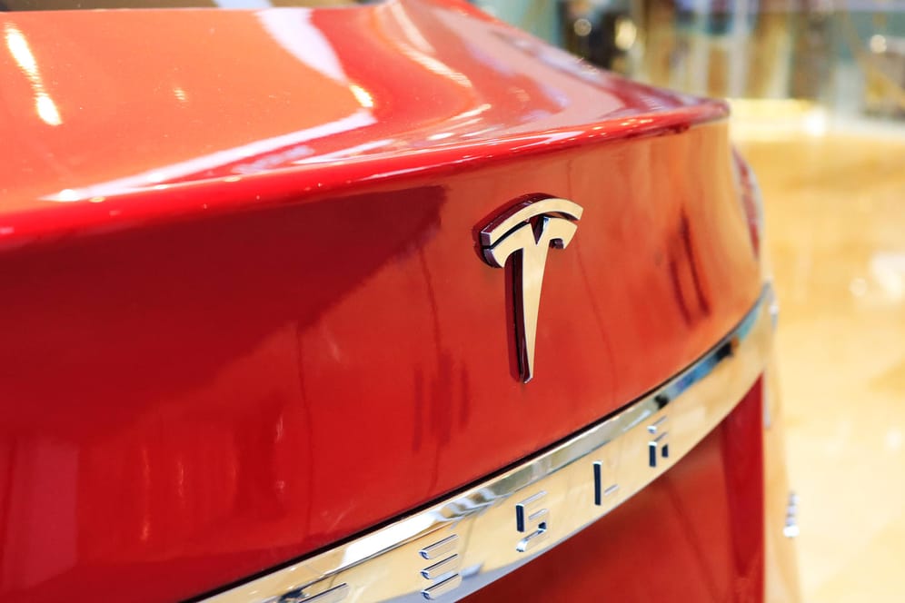Tesla: Der Hersteller kann Kunden nun über eine neue Funktion bitten, eine Werkstatt aufzusuchen.